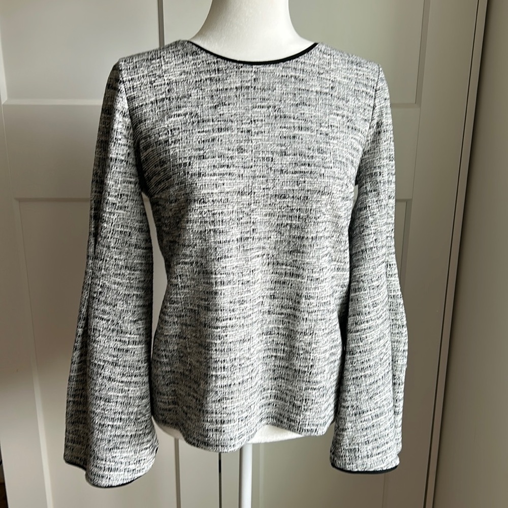 Banana Republic black and white blouse with bell sleeves | Small